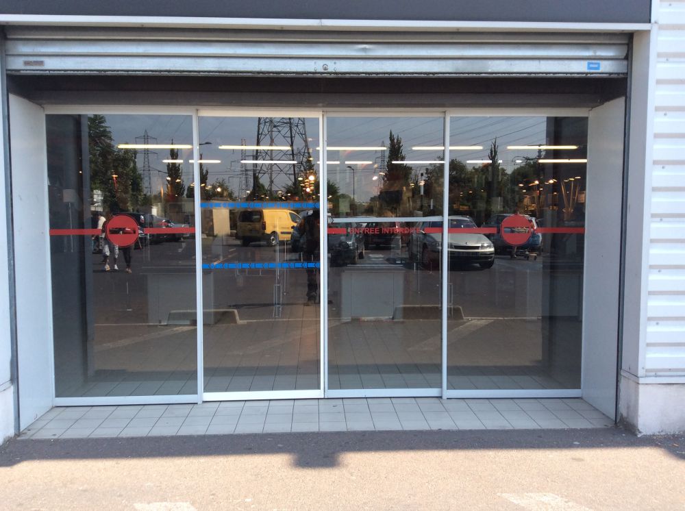 Porte automatique vitrée pour un accès commercial