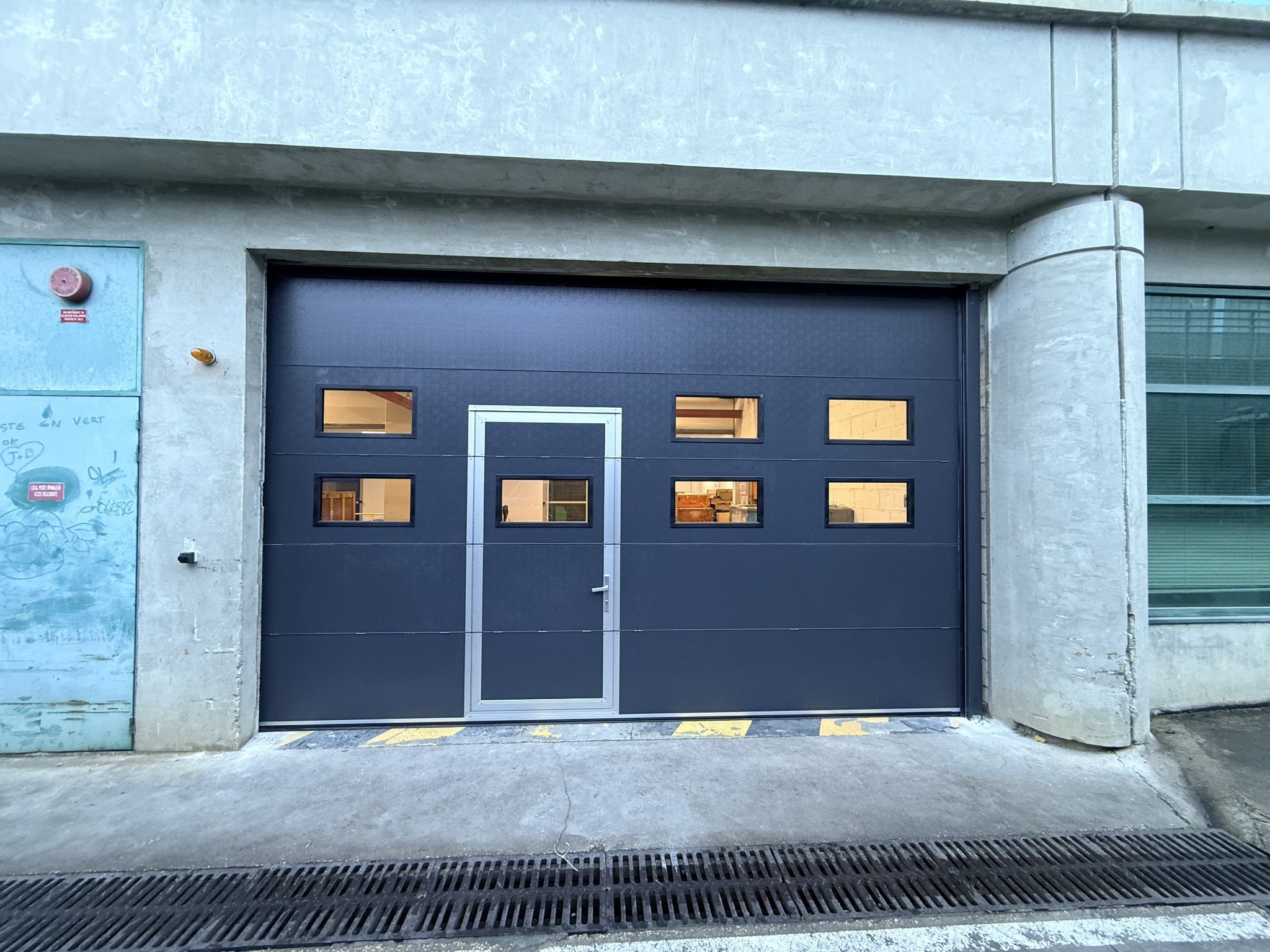 Porte industrielle avec portillon intégré