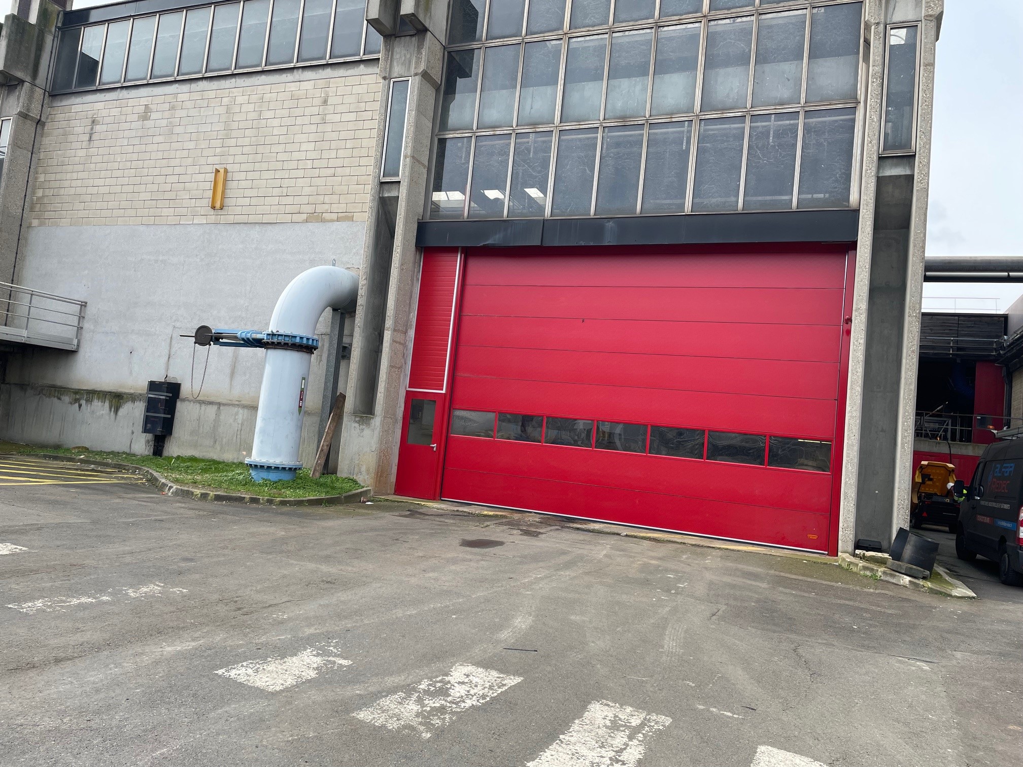 Porte rapide rouge avec portillon latéral