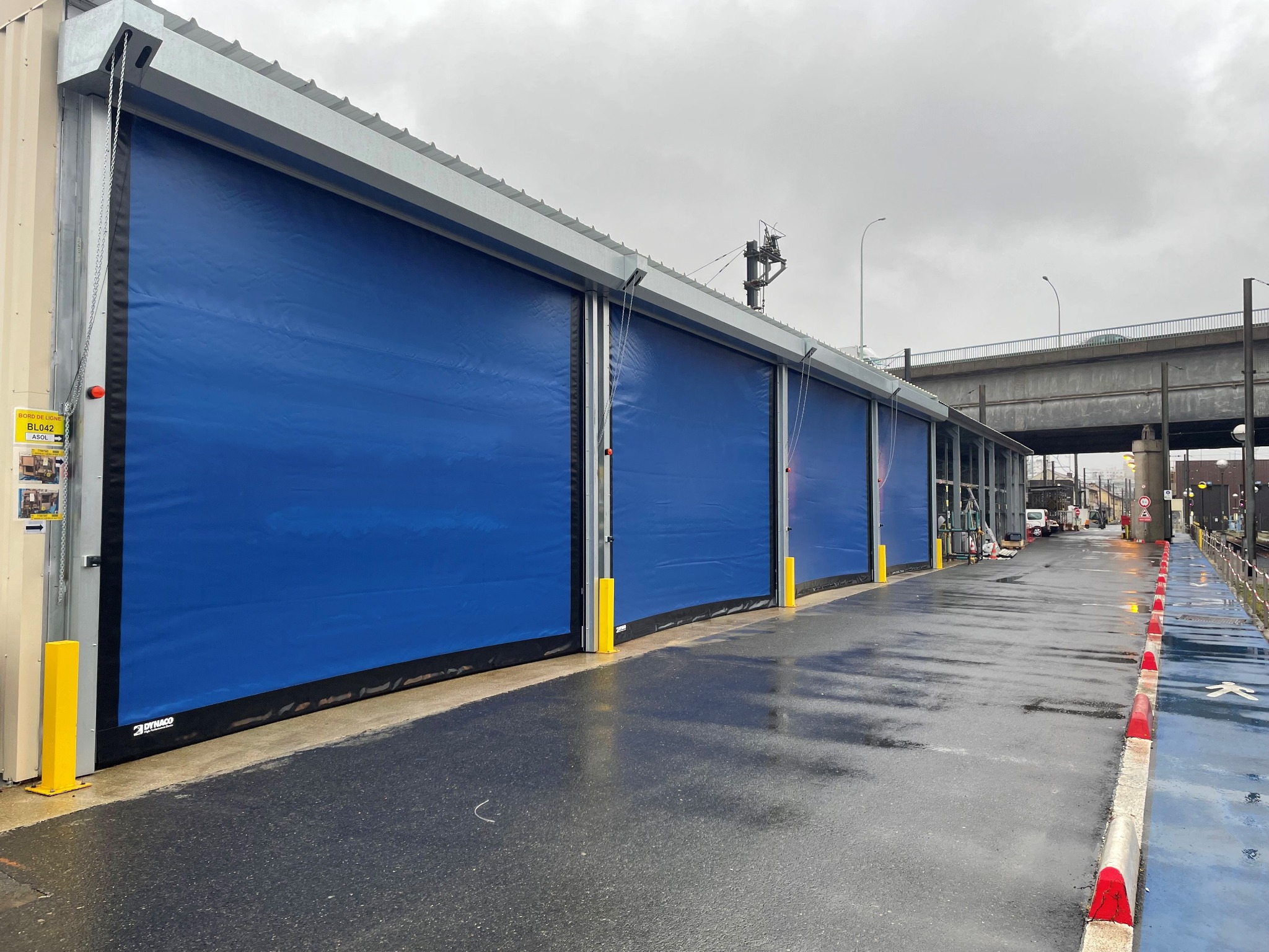 Portes souples rapides installées sur un site industriel