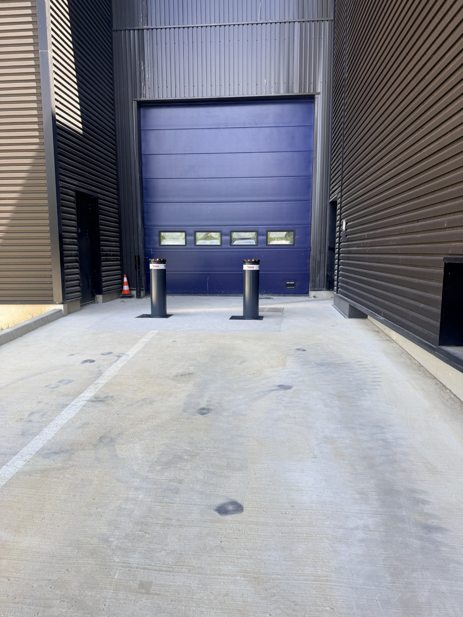 Bornes automatiques devant une porte industrielle