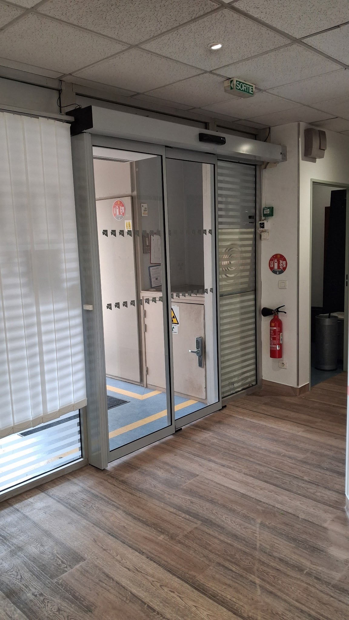 Porte automatique vitrée pour un établissement professionnel